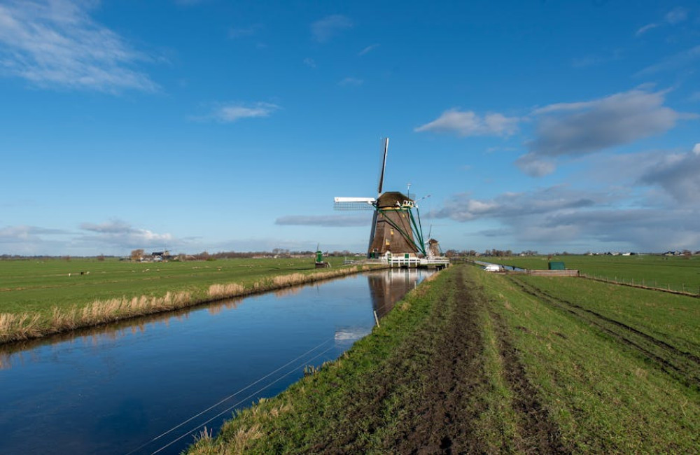 Waarom wordt de Waddendijk gezien als het kroonjuweel van Nederland?